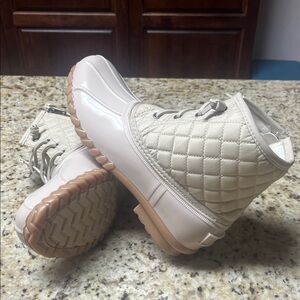 SO Women's Quilted Cream Winter Boots